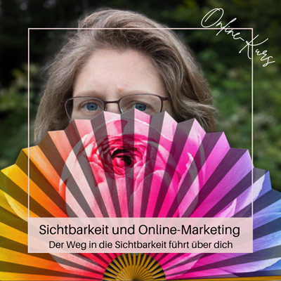 Titelbild für den Online-Kurs Sichtbarkeit und Online-Marketing, Dorothee versteckt hinter einem Fächer