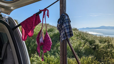 Am Paradisebeach hängen unsere Badesachen zum Trocknen am Auto