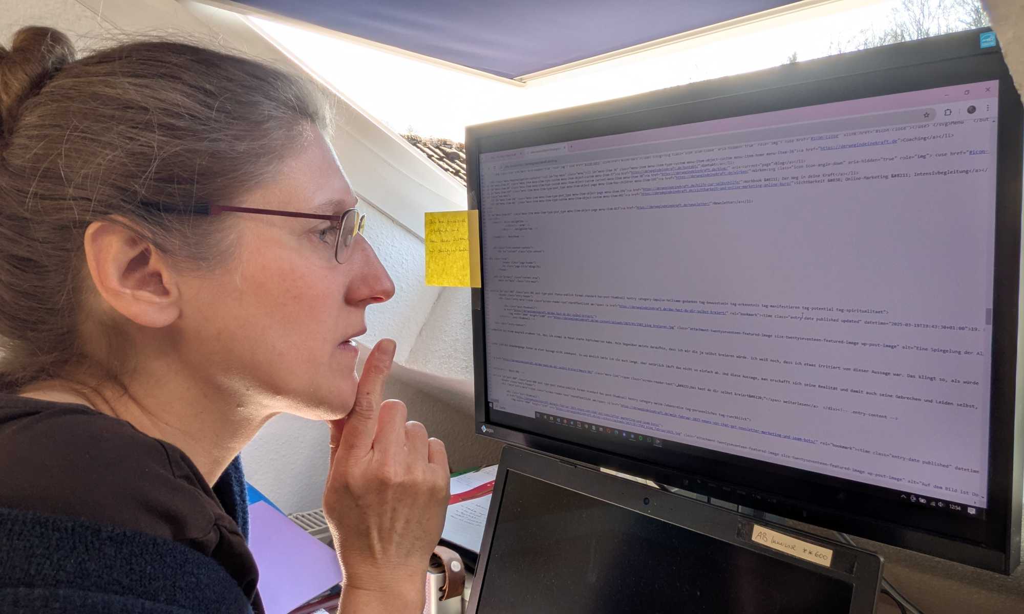 Dorothee sitzt vor dem Bildschirm ihres PCs