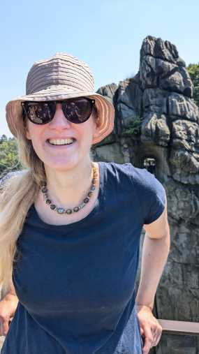Dorothee steht auf einem der Externsteine