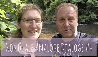 Titelbild der 4. Folge der Nondualen Analogen Dialoge mit Dorothee und Tom am Flussufer