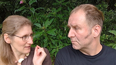 Tom und Dorothee während der Aufnahme der Folge im Gespräch, Dorothee sagt etwas und Tom schaut sie dabei an