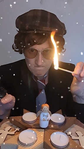 Die Kunstfigur Herr Zweifel zündet im Rahmen des Online-Adventskalender die 1. Kerze des Adventskranz an.