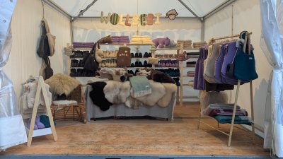 Blick in den Verkaufsstand auf dem Weihnachtsmarkt auf Schloss Grünewald