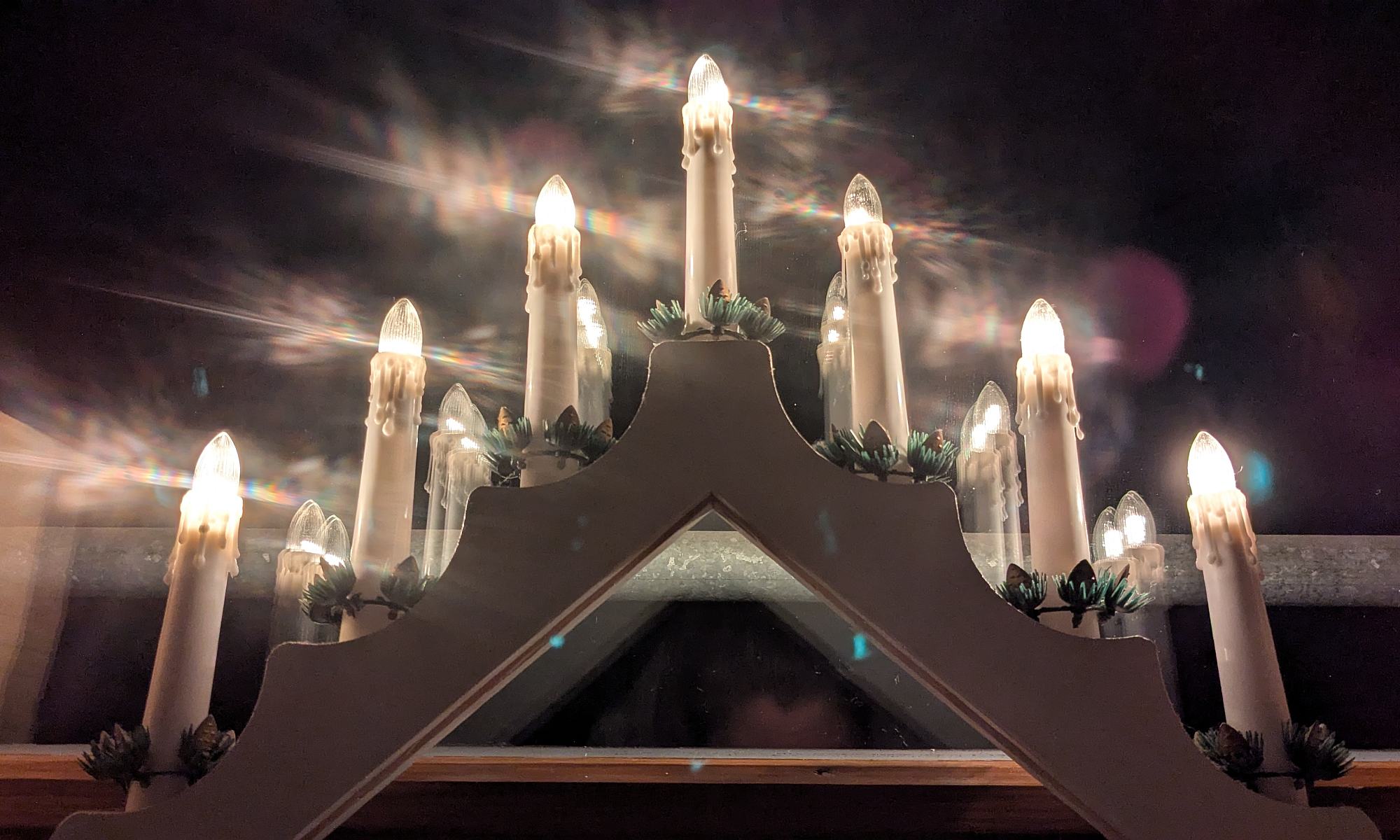 Eine leuchtende Lichtpyramide als weihnachtliche Fensterdeko