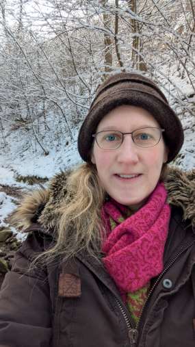 Dorothee steht im verschneiten Wald