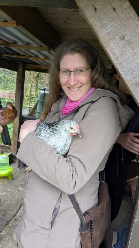 Dorothee mit Huhn auf dem Arm