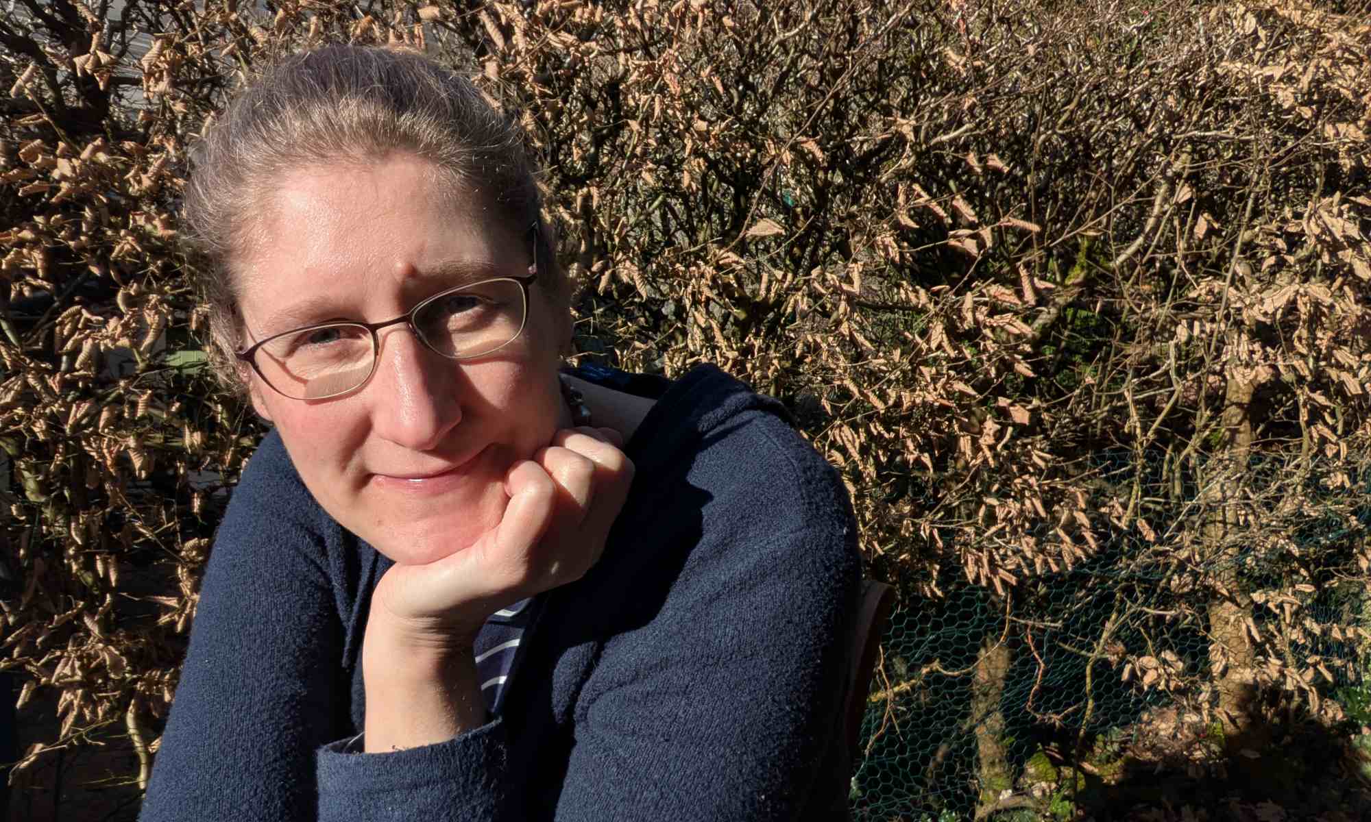 Dorothee sitzt im Frühlingssonnenschein