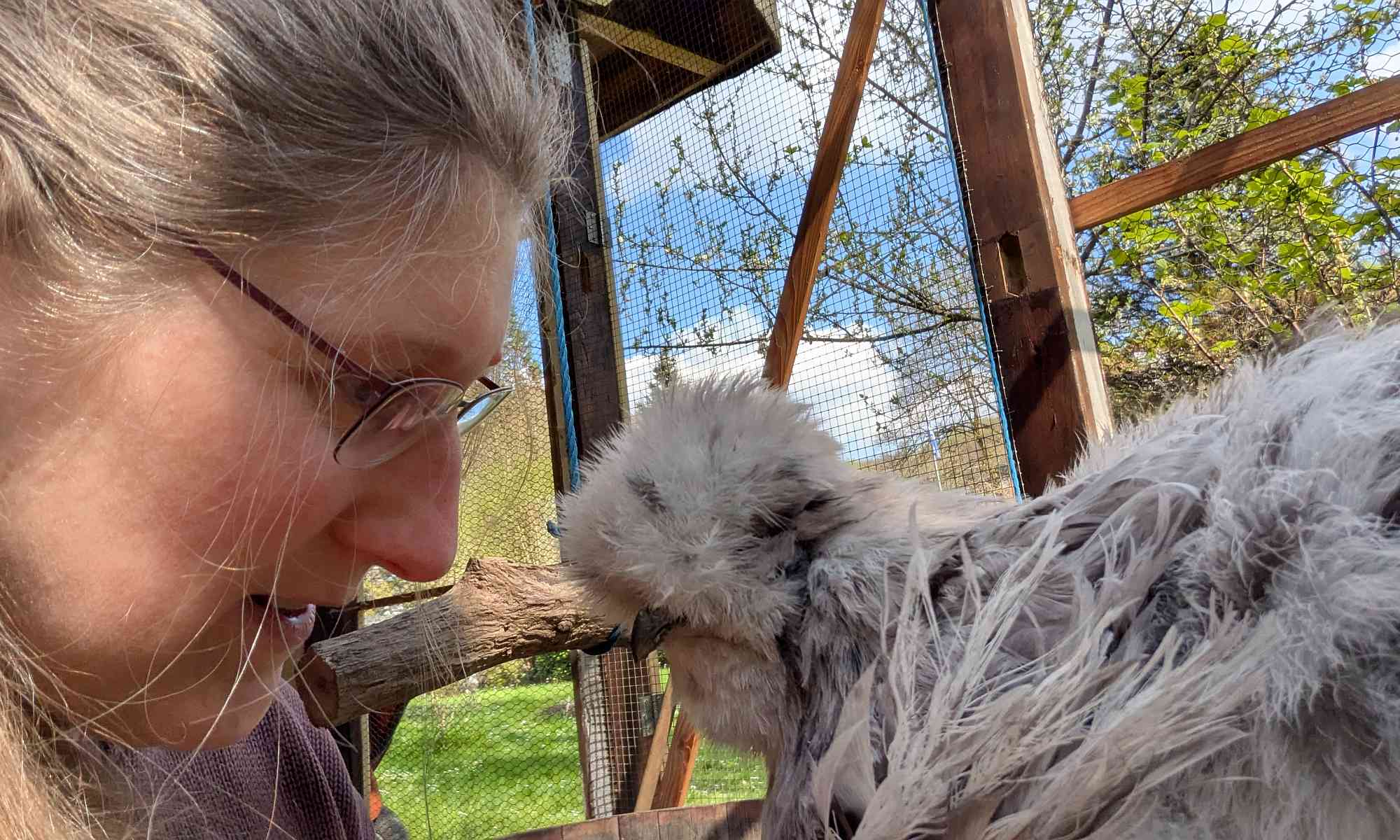 Dorothee mit Seidenhuhn im April-Rückblick