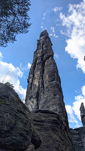 Ein Fels im Bielatal ragt in die Höhe