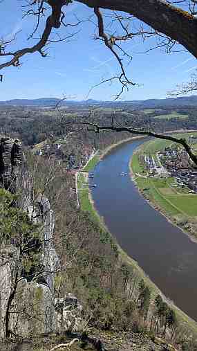 Blick von der Bastei hinuter auf Rathen und die Elbe