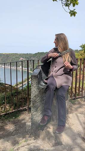 Dorothee sitzt oben auf dem Loreley-Felsen