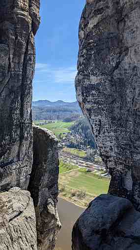 Blick zwischen zwei Felsen der Bastei hindurch