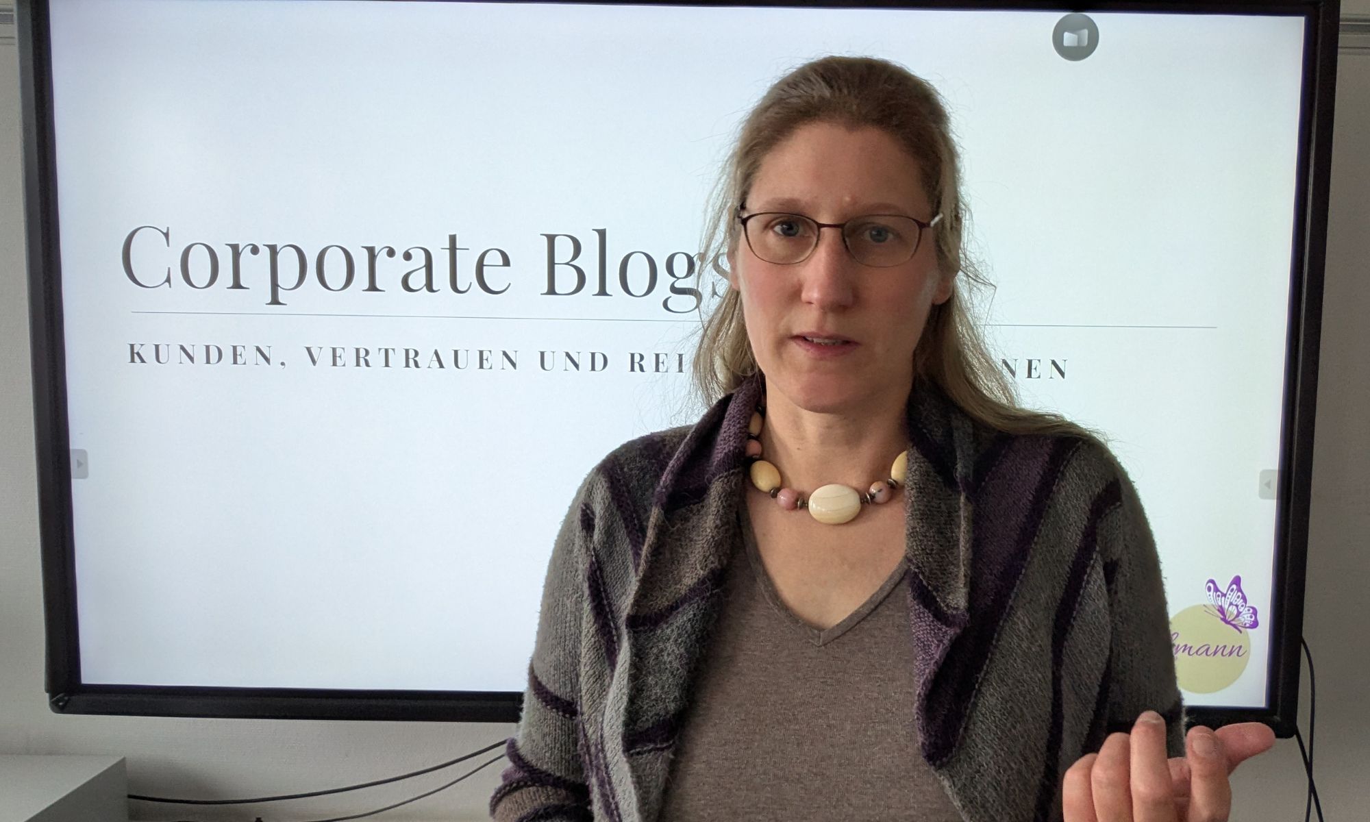 Dorothee hält einen Vortrag zum Thema Blog als Marketing-Instrument