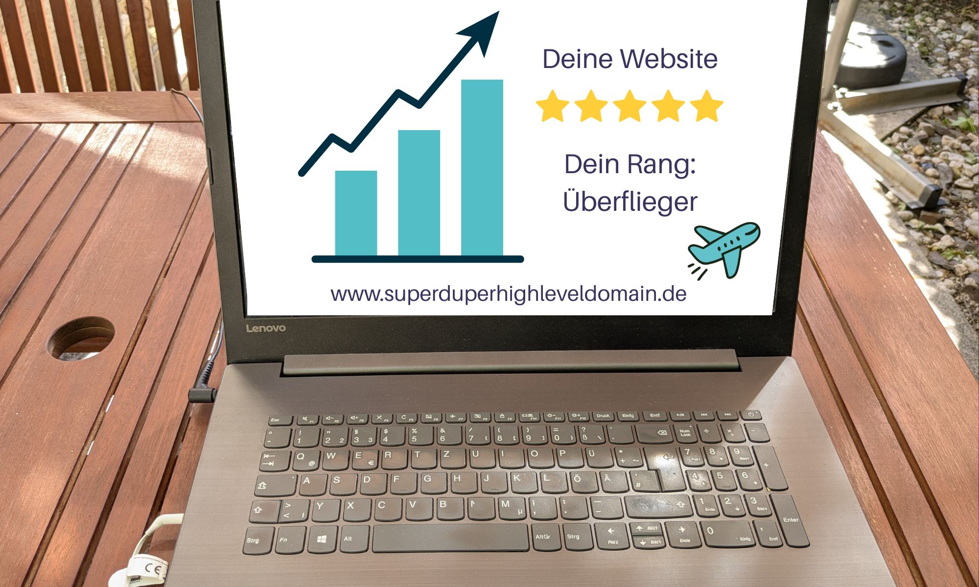 Auf einem Laptop ist eine aufwärtsgerichtete Statistik zu sehen, die den Erfolg der Marketing-Kennzahlen symbolisieren soll