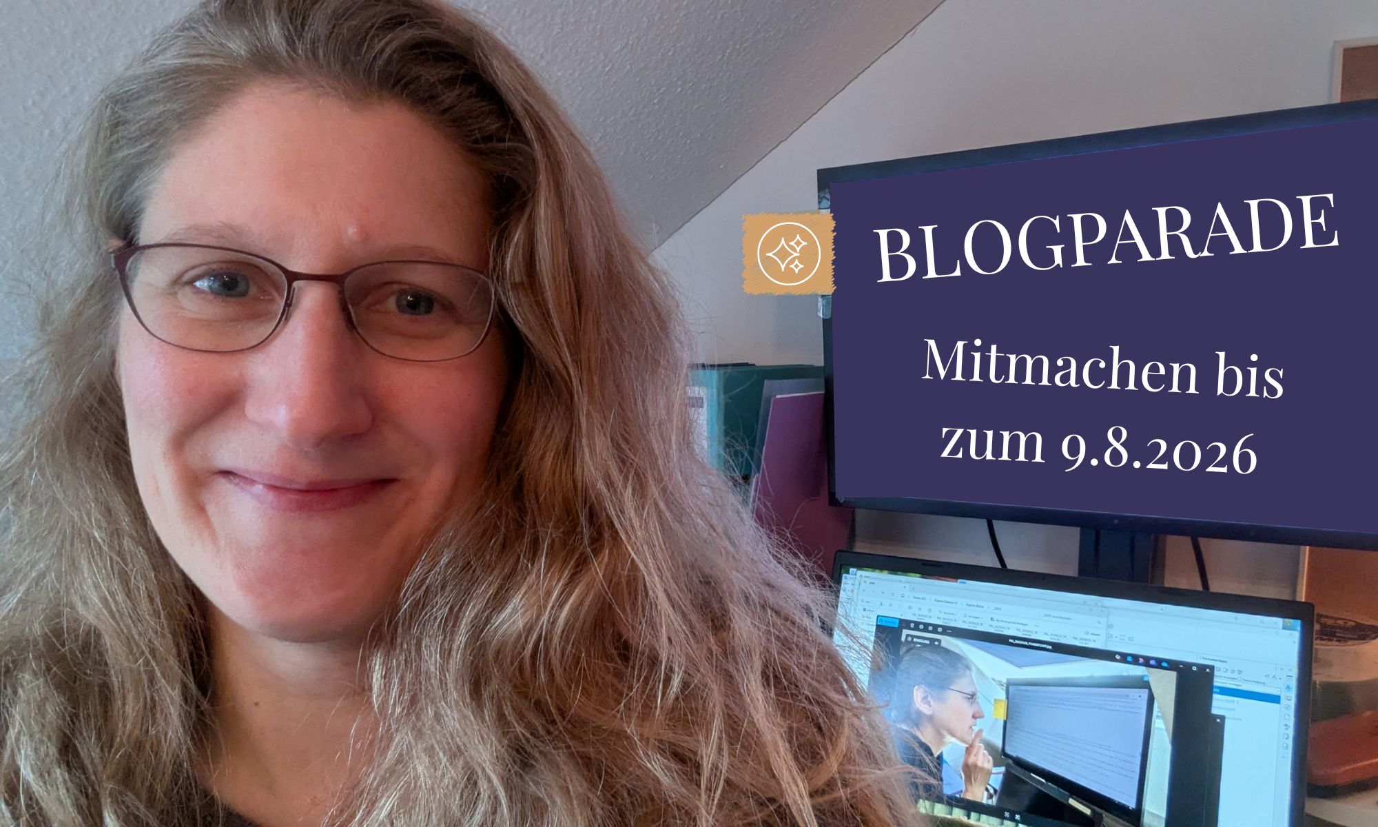 Dorothee ruft zur Blogparade zum Thema KI auf, sie lächelt in die Kamera und auf dem Bildschirm im Hintergrund steht Blogparade