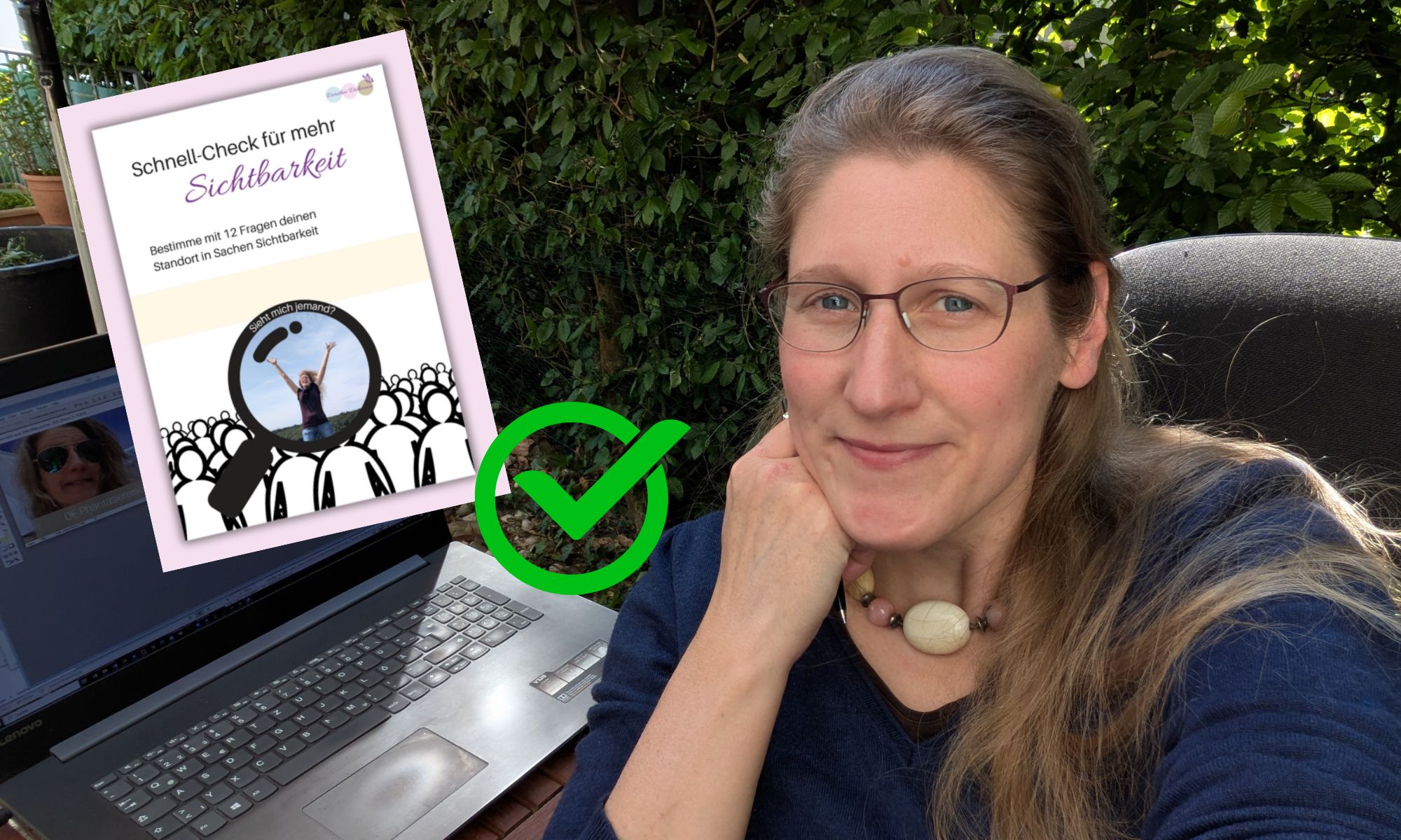 Dorothee lächelt in die Kamera, neben ihr ist die Titelseite des Selbst-Tests Wie sichtbar bist du in das Bild montiert
