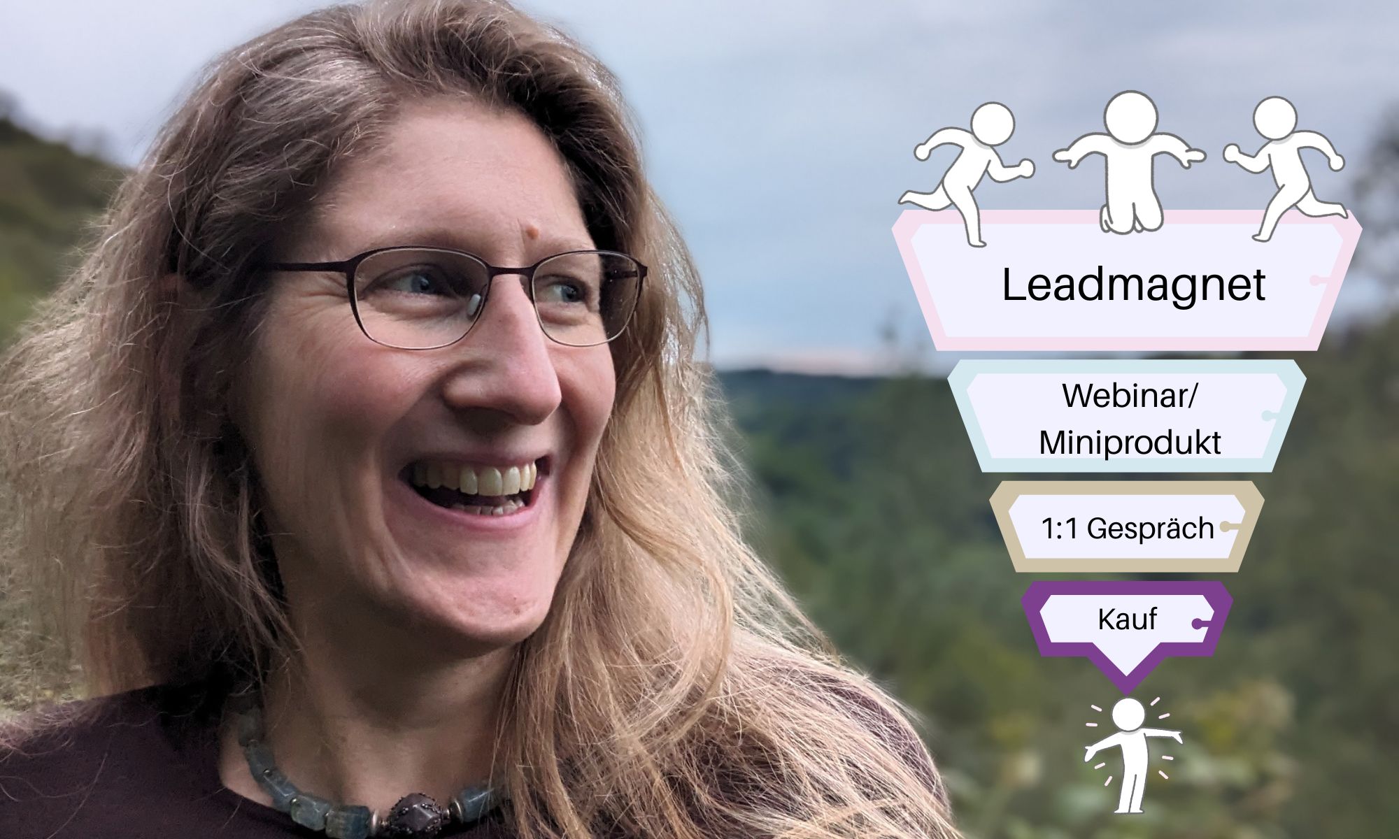 Dorothee sieht lachend auf die Skizze eines Funnels, der bei einem Leadmagneten startet und an dessen Ende ein Kauf getätigt wurde