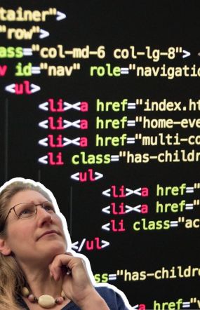 Ein fragender Blick auf Website-Quellcode als Sinnbild für die Fragen in einem Website-Strategie-Prozess