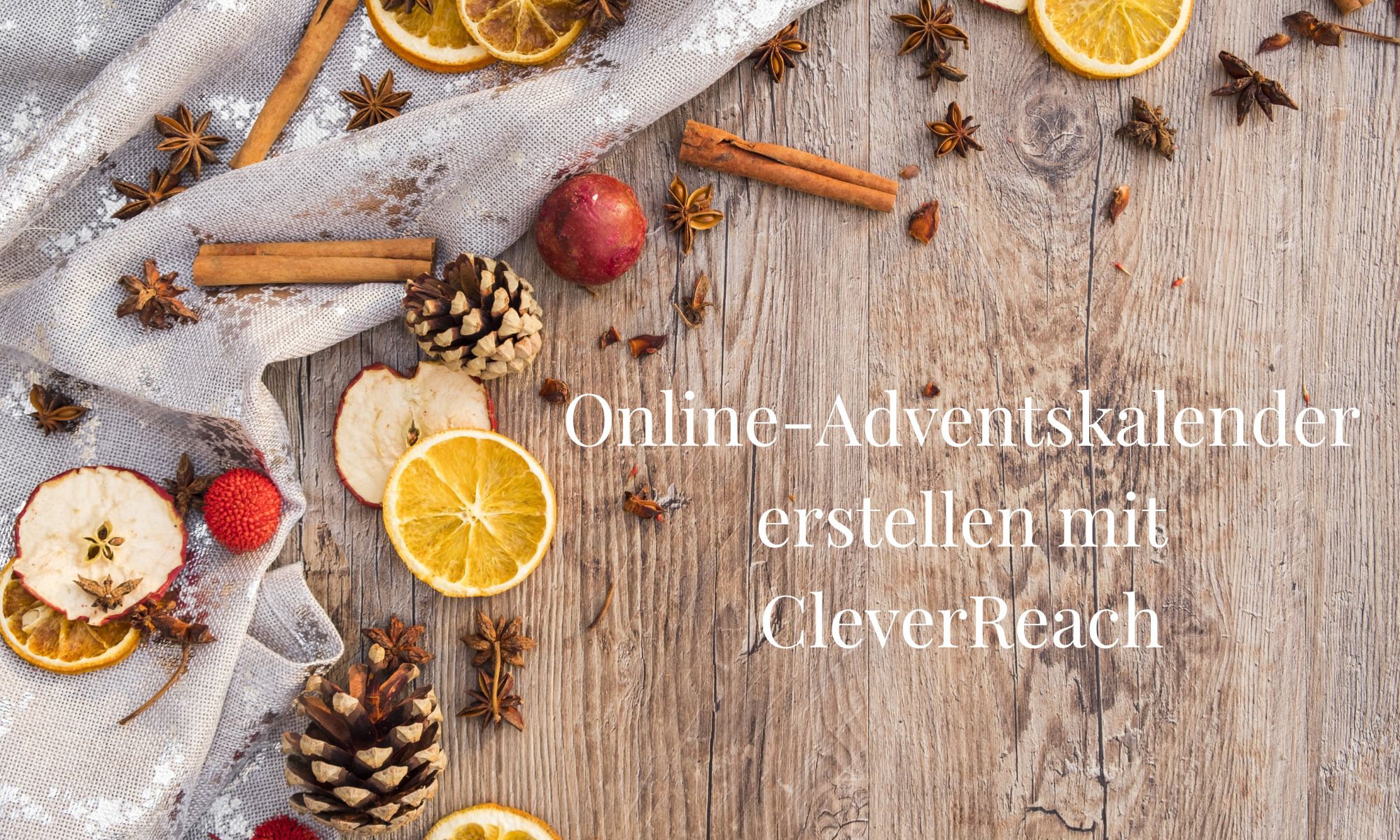 Ein Foto mit weihnachtlicher Deko und darauf der Schriftzug Online-Adventskalender mit CleverReach erstellen; Foto: Bruno, pixabay.com