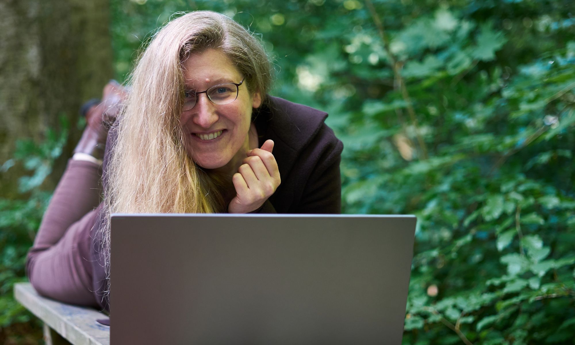 Dorothee vor einem Laptop lacht in die Kamera; Foto: Maik Salzmann