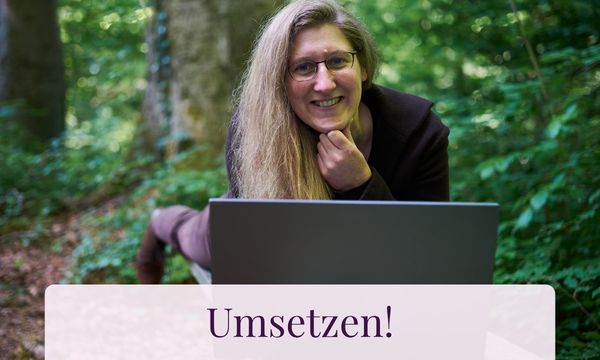 Dorothee am Laptop, lächelt in die Kamera und ermuntert zur Umsetzung; Foto Maik Salzmann