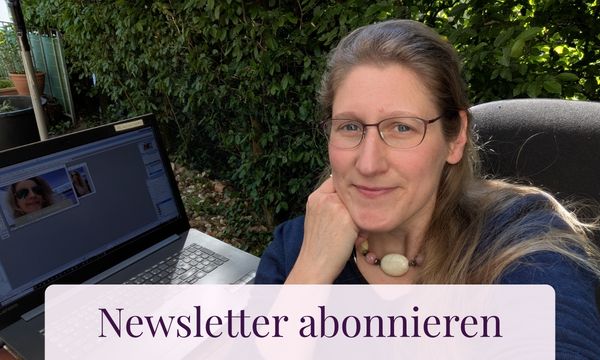 Dorothee am Laptop auf der Terrasse lädt dich dazu ein, ihren Newsletter zu abonnieren