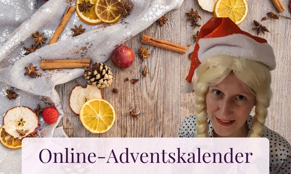 Weihnachtliche Deko und Dorothee verkleidet mit Adventsmütze und darauf der Schriftzug Online-Adventskalender